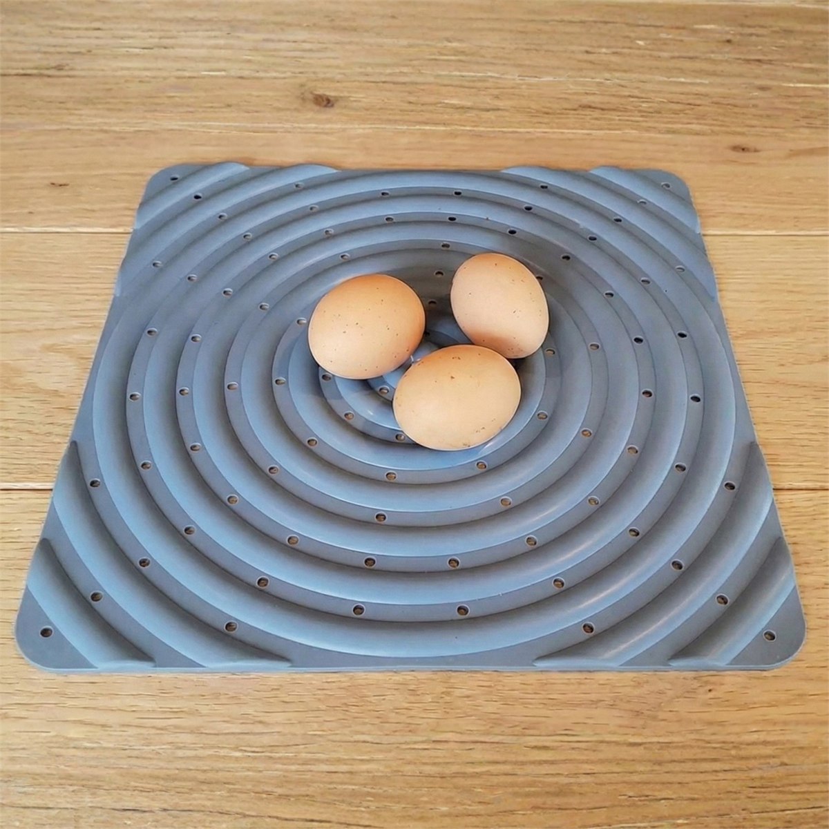 A washed pad with three eggs sitting in its centre well